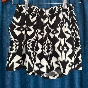 Mahina Black and White Shorts Size Small